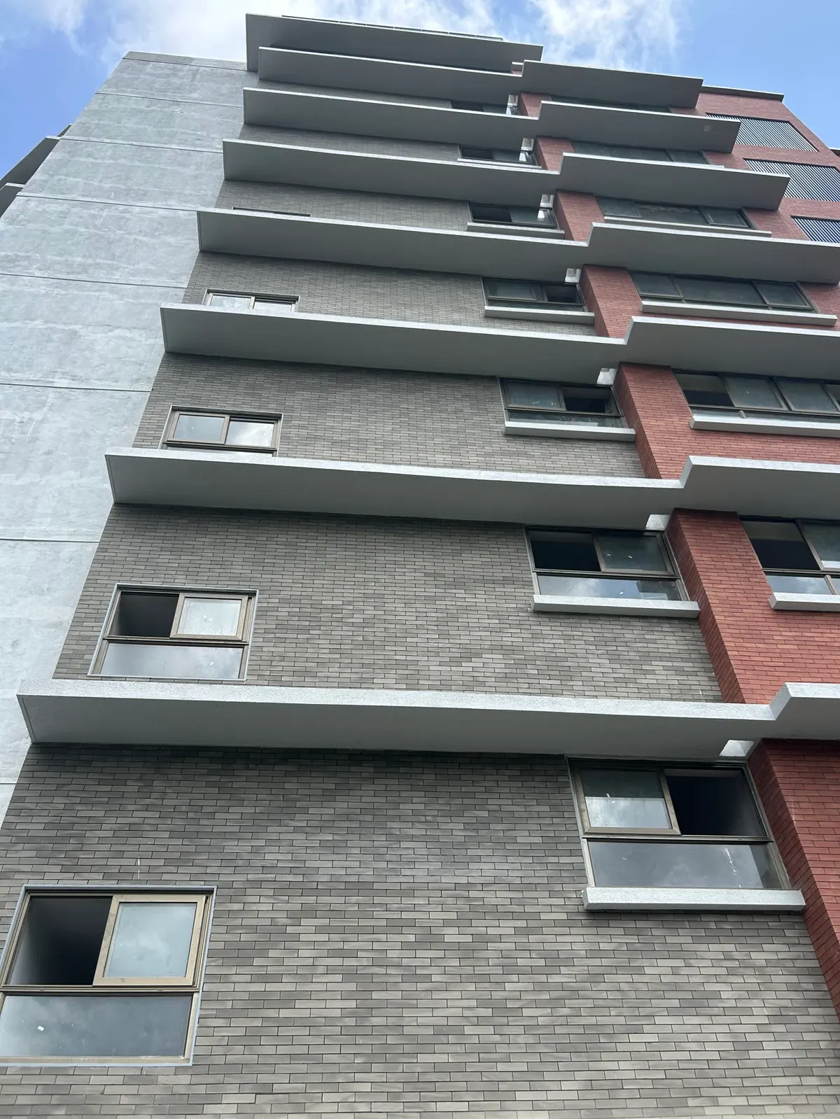Fachada de ladrillo delgado con profundidad de hueco y sombra propia