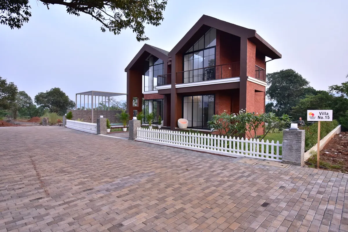 Detalle de villa con ladrillo, vidrio y un paño pétreo al exterior