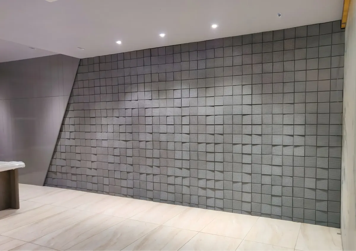 Nave industrial con pallets de paneles apilados al fondo de la línea