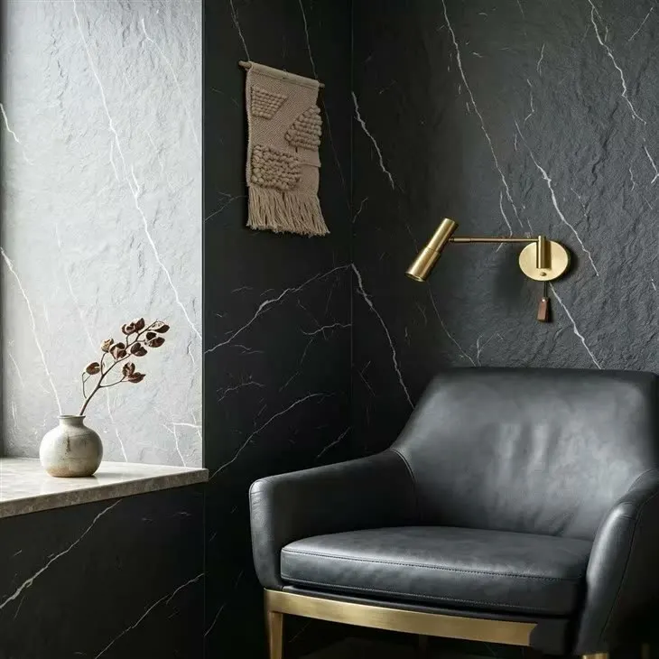 Casa cúbica con paneles pétreos delgados de textura hendida
