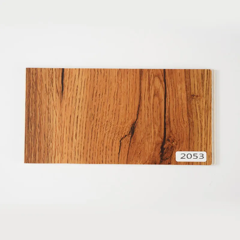 Encuentro de paneles de pared con despiece vertical visible