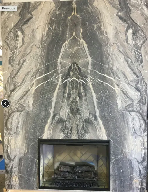 Frente de chimenea con piedra de veteado continuo en un interior residencial