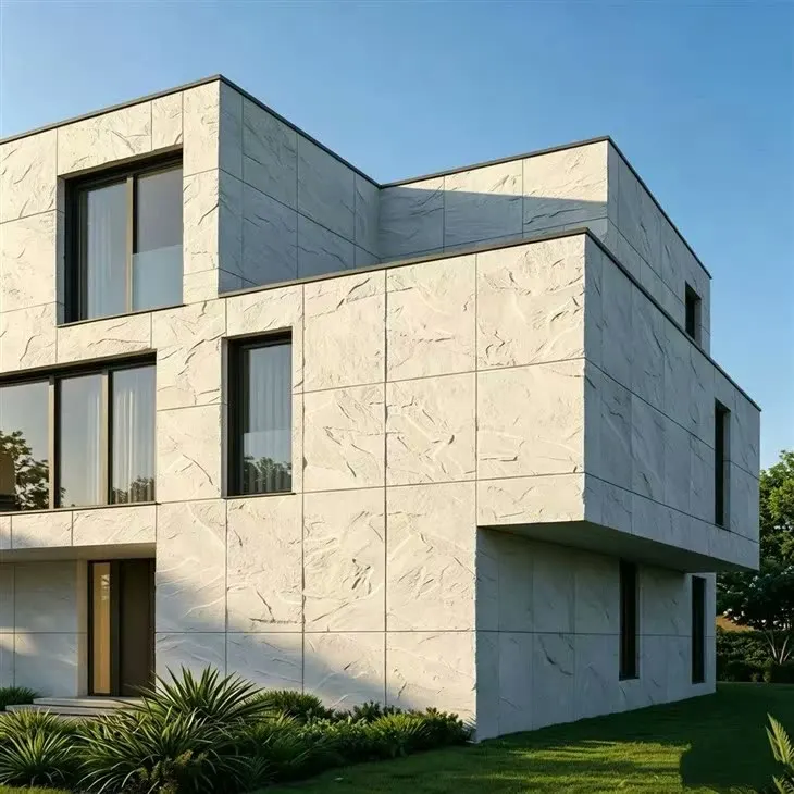 Fachada residencial de paneles pétreos delgados con textura hendida